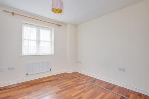8 Midsummer Court, Penn Road, HP15 7LD-7.jpg