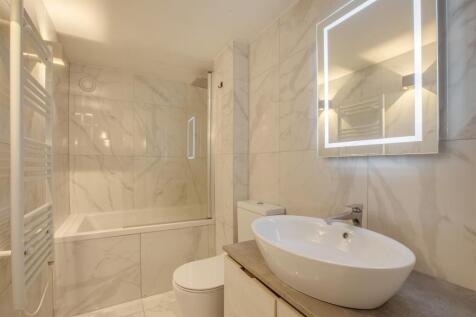 EN-SUITE BATHROOM