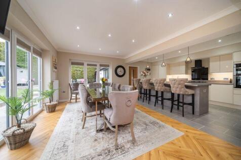 SITTING/DINING/KITCHEN