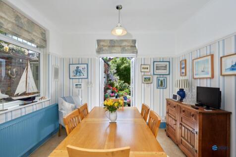Kitchen/Dining Area