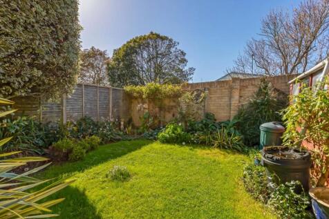 Labernum Close_11.jpg