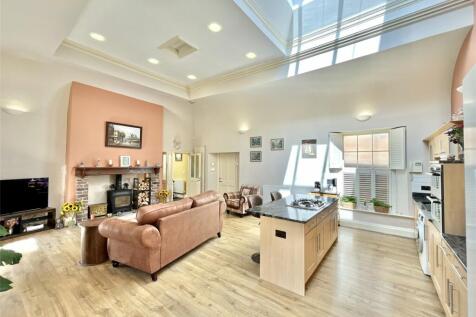 Lounge/Kitchen