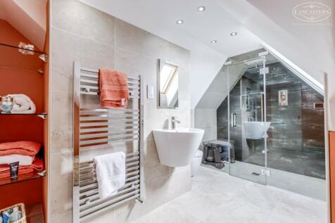 Bedroom 1 en suite 