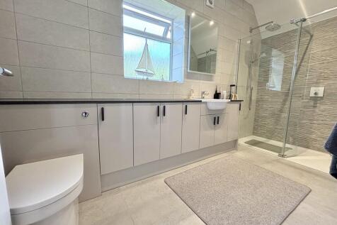 Master Bedroom En...