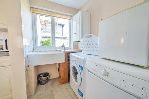 Studio Flat - Uti...