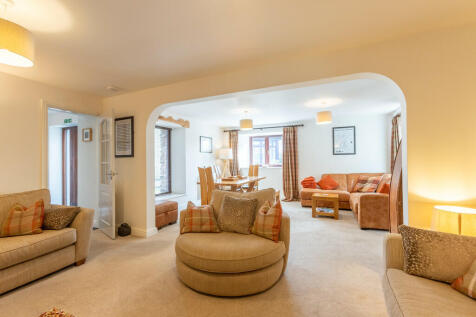 Lounge / Dining R...