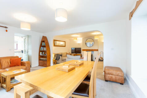Lounge / Dining R...