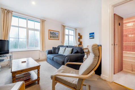 Lounge/Dining Roo...