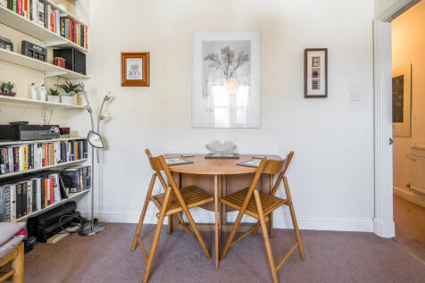 Lounge/Dining Roo...