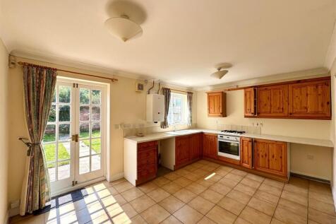 10 Easenby Close kitchen.jpg