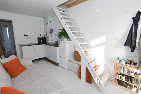 Living/Kitchenette