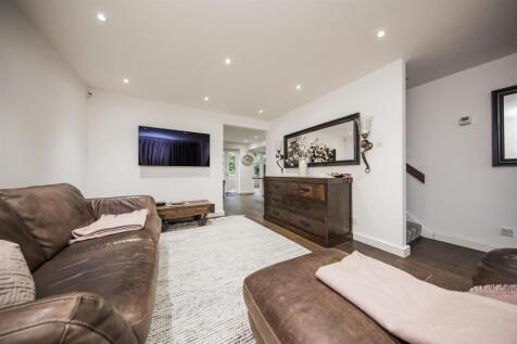 Good Sized Lounge