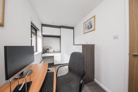 Bedroom / Study