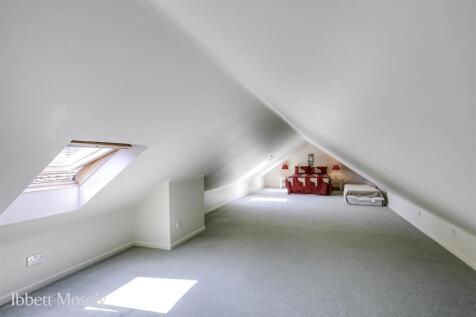 24 Attic room.jpg