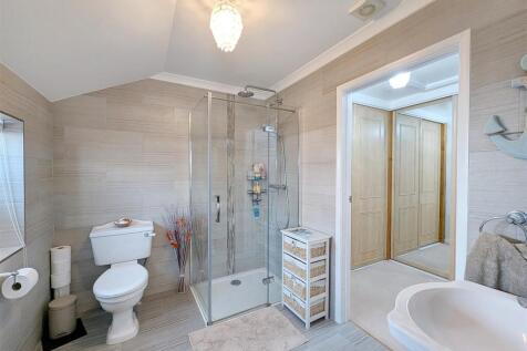 En suite 1 to Dressing Room