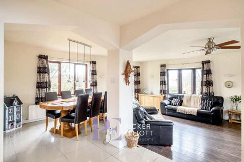 Main Lounge / Dining Area