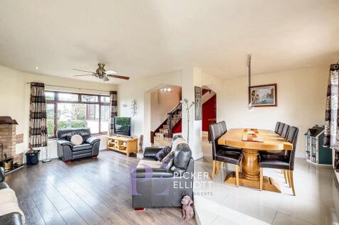 Main Lounge / Dining Area