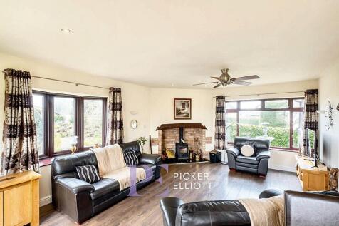 Main Lounge / Dining Area