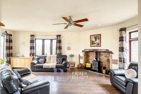 Main Lounge / Dining Area