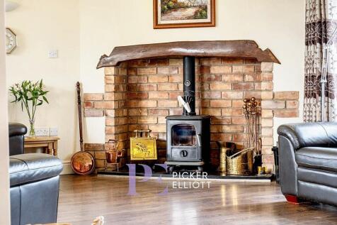 Main Lounge / Dining Area