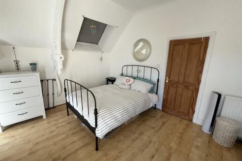 bedroom sitting room.JPG