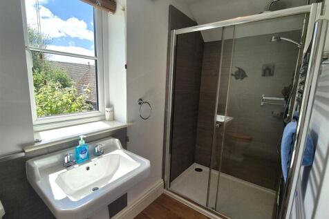 double bedroom en suite.jpg