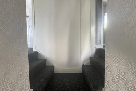 STAIRICASE TO SPLIT LANDING