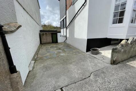 Outbuilding/Carport