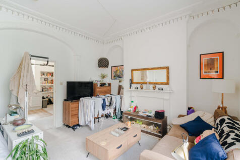 Hall Floor Flat - Bedroom