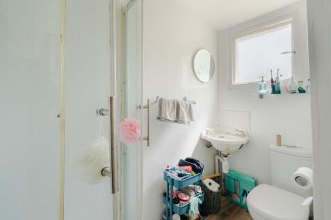 Hall Floor Flat - Bathroom