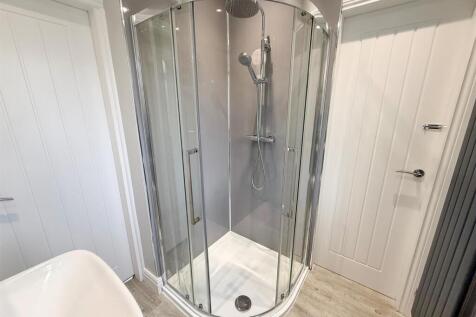 Ground Floor Jack &amp; Jill Bathroom