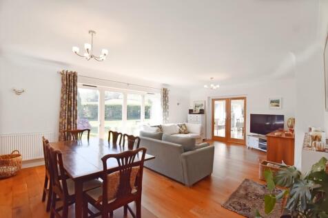 Sitting Room / Dining Room