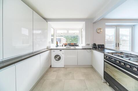 17 Arnside Avenue kitchen 2.jpg