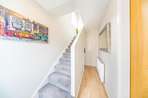 17 Arnside Avenue hall.jpg