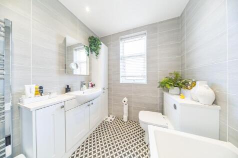 10 Ellerslie Avenue bathroom 2.jpg