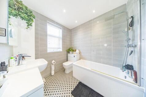 10 Ellerslie Avenue bathroom.jpg