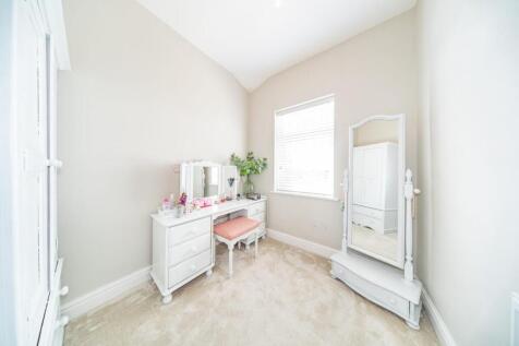 10 Ellerslie Avenue bedroom 3.jpg