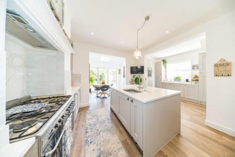 10 Ellerslie Avenue kitchen 3.jpg