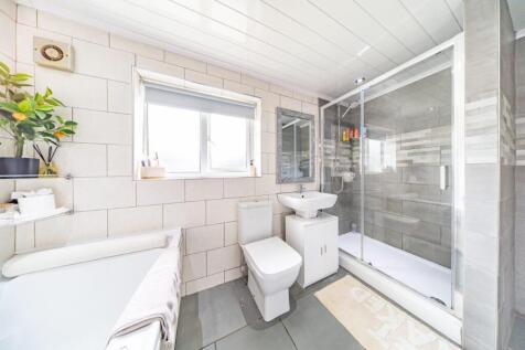 53 Walpole Ave bathroom 2.jpg