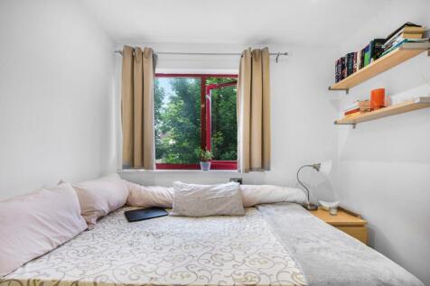 Bywater Place, Rothe