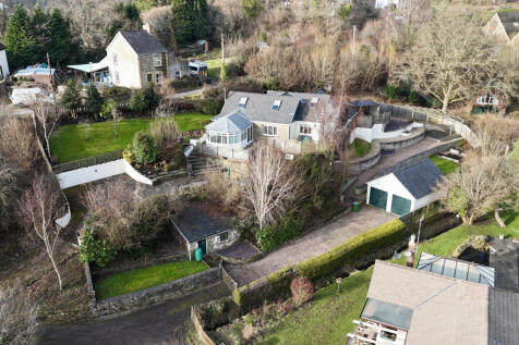 Beautiful Detached Home in Sought After Location.