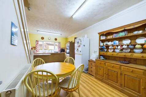 Kitchen / Dining Area