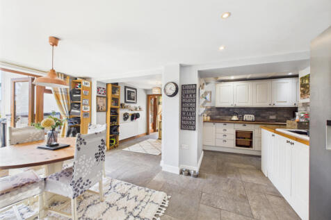 Kitchen / Dining Area