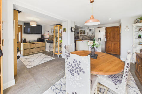 Kitchen / Dining Area