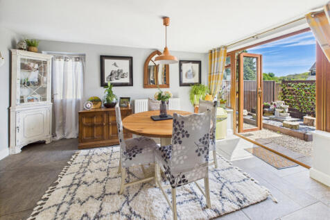 Kitchen / Dining Area