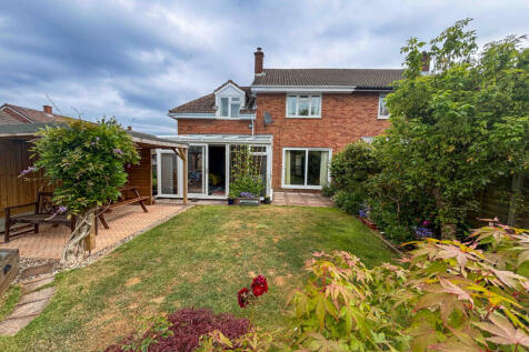 Four Bedroom Spacious Family Home in Great Locati