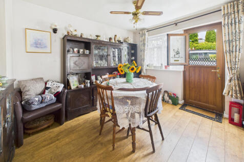 Lounge / Dining Area