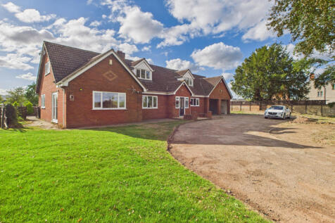 Spacious &amp; Versatile Five Bedroom Home with 2 Ann