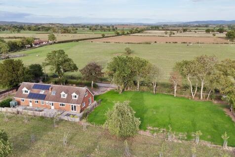 Spacious &amp; Versatile Five Bedroom Home with 2 Ann