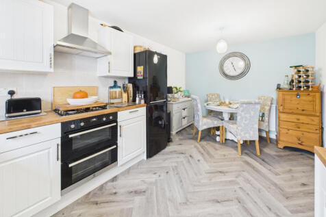Kitchen / Dining Area
